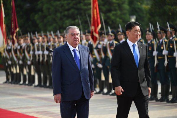 Маросими истиқболи Президенти Муғулистон Ухнаагийн Хурэлсух дар Қасри миллат