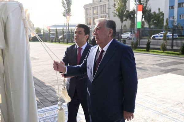 Пешвои миллат Эмомалӣ Раҳмон дар ноҳияи Шоҳмансури шаҳри Душанбе Муассисаи таҳсилоти миёнаи умумии №4-ро ба истифода доданд