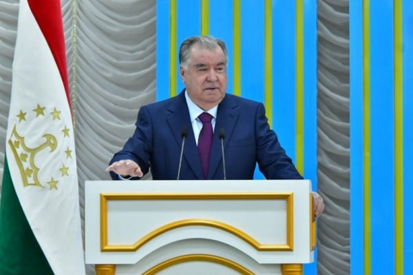 Пешвои миллат Эмомалӣ Раҳмон бо кормандони НБО «Роғун» ва фаъолони шаҳри Роғун мулоқот намуданд