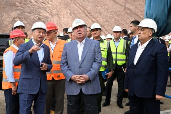 Сарвари давлат Эмомалӣ Раҳмон бо ҷараёни корҳои сохтмонӣ дар сарбанди НБО «Роғун» шинос шуданд