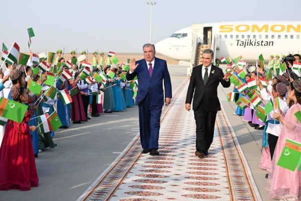Президенти Ҷумҳурии Тоҷикистон Эмомалӣ Раҳмон бо сафари корӣ вориди шаҳри Туркменбошии Туркманистон шуданд
