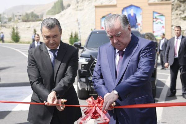 Пешвои миллат Эмомалӣ Раҳмон роҳи таъмиру навсозишуда аз гардиши Роғун – Оби гарм то маркази шаҳри Роғунро ба истифода доданд
