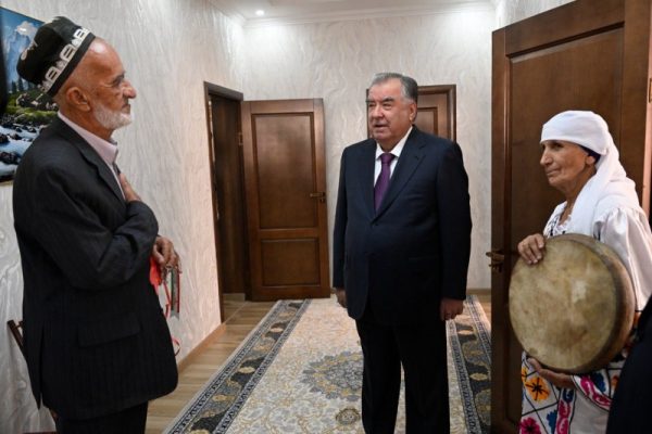 Пешвои миллат Эмомалӣ Раҳмон дар ноҳияи Рашт манзилҳои истиқоматии сокинони аз заминларза зарардидаро ба истифода доданд