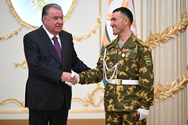 Сарвари давлат Эмомалӣ Раҳмон ба намояндагони сохторҳои қудратӣ ва низомӣ мукофотҳои давлатӣ ва унвону рутбаҳои махсус супориданд