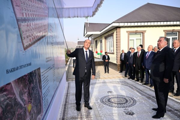 Сарвари давлат Эмомалӣ Раҳмон дар ноҳияи Тоҷикобод манзилҳои нави истиқоматиро ба истифода доданд