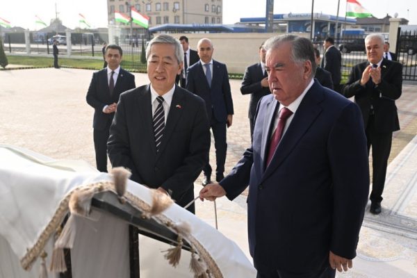 Сарвари давлат Эмомалӣ Раҳмон дар шаҳри Ваҳдат Муассисаи таҳсилоти миёнаи умумии №152-ро ифтитоҳ намуданд