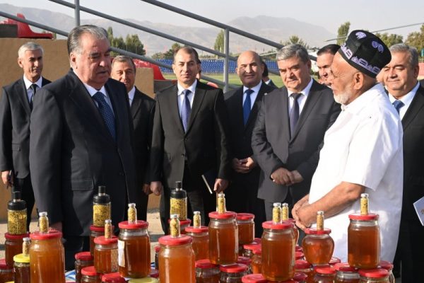 Сафари кории Пешвои миллат Эмомалӣ Раҳмон ба ноҳияи Файзобод оғоз гардид