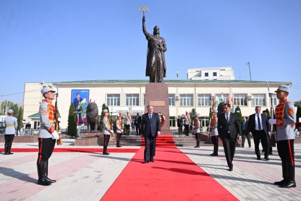 Президенти Ҷумуҳрии Тоҷикистон Эмомалӣ Раҳмон дар маркази ноҳияи Файзобод майдони Парчами давлатиро ифтитоҳ намуданд