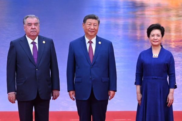 Президенти Ҷумҳурии Тоҷикистон Эмомалӣ Раҳмон дар маросими истиқболи роҳбарони ҳайатҳои иштироккунанда дар чорабиниҳои ҳамоиши Созмони ҳамкории Шанхай иштирок намуданд