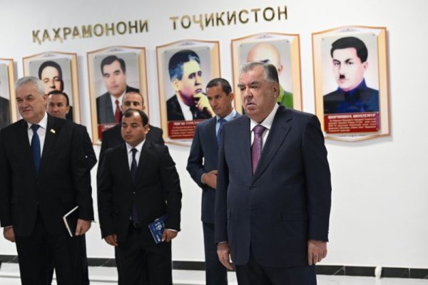 Сарвари давлат Эмомалӣ Раҳмон дар ноҳияи Ховалинг 3 муассисаи таҳсилоти миёнаи умумӣ, 2 кӯдакистон ва як Маркази варзишии сайёҳиро ба таври фосилавӣ ифтитоҳ намуданд