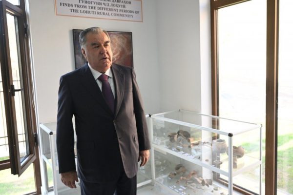 Президенти Ҷумҳурии Тоҷикистон Эмомалӣ Раҳмон дар ноҳияи Ховалинг Осорхонаи таърихии асри сангро мавриди истифода қарор доданд