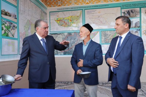 Сарвари давлат Эмомалӣ Раҳмон дар ноҳияи Файзобод бо лоиҳаи банақшагирии ҷамоати шаҳраки Вашгирд шинос шуданд