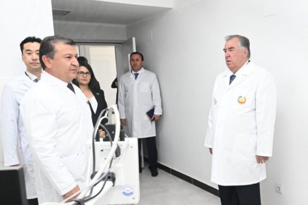 Пешвои миллат Эмомалӣ Раҳмон дар ноҳияи Файзобод бинои нави Маркази ташхису табобатро мавриди истифода қарор доданд