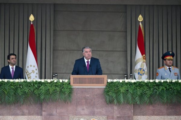 Президенти Ҷумҳурии Тоҷикистон Эмомалӣ Раҳмон дар паради ҳарбӣ ба муносибати 30-солагии таъсисёбии Гвардияи миллии Ҷумҳурии Тоҷикистон иштирок намуданд