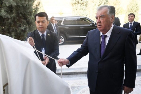 Президенти Ҷумҳурии Тоҷикистон Эмомалӣ Раҳмон дар ноҳияи Темурмалик варзишгоҳи марказиро ба истифода доданд