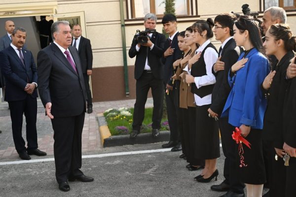 Пешвои миллат Эмомалӣ Раҳмон дар деҳаи Пушинги ноҳияи Данғара 3 бинои дуошёнаи истиқоматӣ барои омӯзгоронро ба истифода доданд