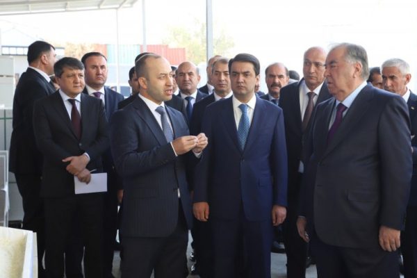 Пешвои миллат Эмомалӣ Раҳмон дар шаҳри Душанбе шаҳраки нави саноатиро ифтитоҳ намуданд
