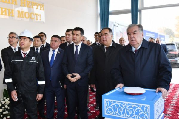Сарвари давлат Эмомалӣ Раҳмон ба корҳои сохтмонии ду лоиҳаи нави энергетикӣ дар ноҳияи Ашти вилояти Суғд ва ноҳияи Ҷайҳуни вилояти Хатлон оғоз бахшиданд