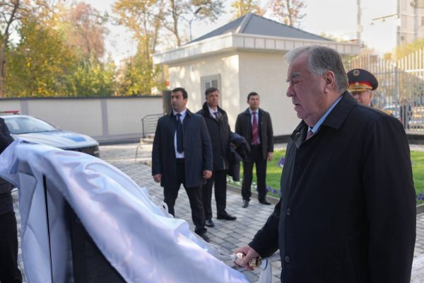 Президенти Ҷумҳурии Тоҷикистон Эмомалӣ Раҳмон дар шаҳри Душанбе бинои нави шуъбаи Вазорати корҳои дохилӣ 1 дар ноҳияи Синоро ба истифода доданд