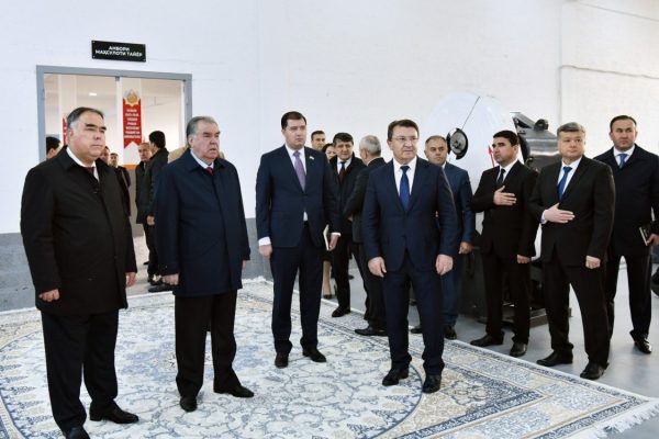 Пешвои миллат Эмомалӣ Раҳмон дар шаҳри Гулистон корхонаи истеҳсоли ранг ва хокаи хушки сохтмонии ҶДММ «Тиглат»-ро ба истифода доданд