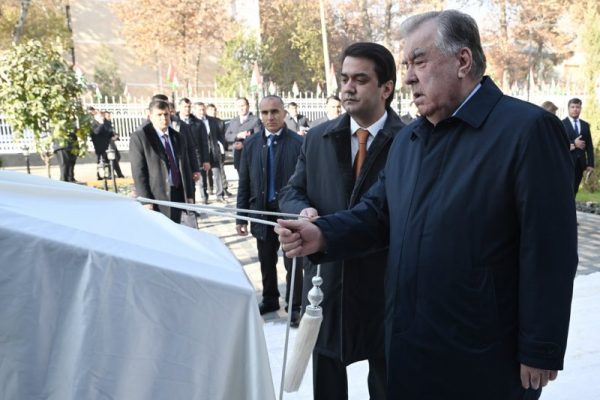 Пешвои миллат Эмомалӣ Раҳмон дар ноҳияи Синои шаҳри Душанбе Муассисаи давлатии «Мактаби бачагонаи мусиқии №3 ба номи Абдуфаттоҳ Одинаев»-ро ба истифода доданд