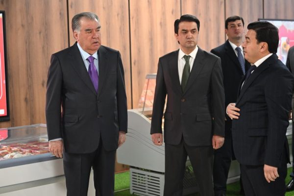Президенти Ҷумҳурии Тоҷикистон Эмомалӣ Раҳмон дар ноҳияи Шоҳмансур корхонаи саноатии «Покиза М»-ро ба истифода доданд