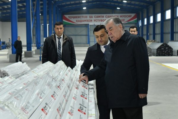 Сарвари давлат Эмомалӣ Раҳмон дар шаҳри Турсунзода ба фаъолияти марҳилаи дуюми ҶДММ «Алюмин Проф» оғоз бахшиданд