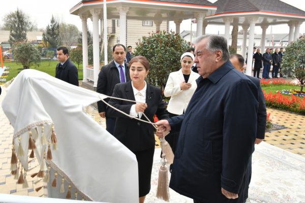 Сарвари давлат Эмомалӣ Раҳмон дар шаҳри Турсунзода бинои Муассисаи таҳсилоти томактабии хусусии «Ғунчаҳои Истиқлол»-ро ифтитоҳ намуданд