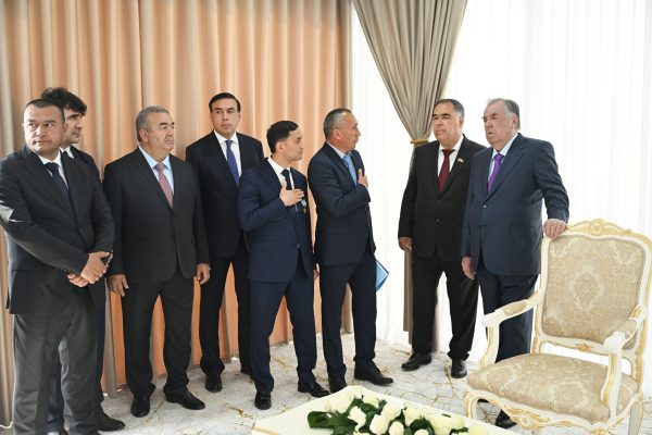 Сарвари давлат Эмомалӣ Раҳмон дар шаҳри Исфара бо лоиҳаи азхудкунии заминҳои бекорхобида, пойгоҳи обкашӣ, сардхона, коргоҳи бастубанди мева ва хоҷагии чорводорӣ ба таври фосилавӣ шинос шуданд