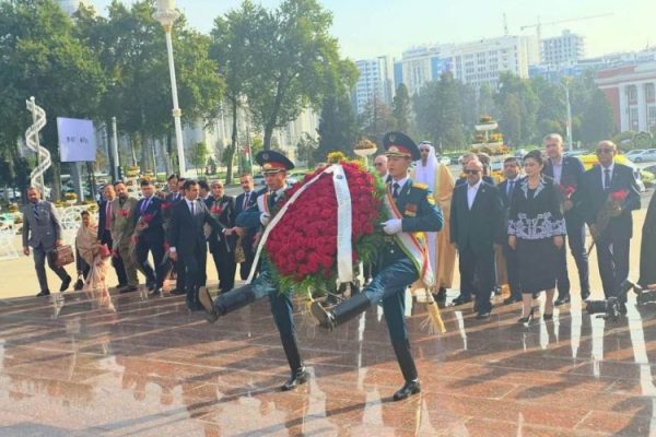 Иштирокдорони ҷаласаи Ассамблеяи парламентии Осиё дар назди Муҷассамаи Исмоили Сомонӣ гулчанбар гузоштанд