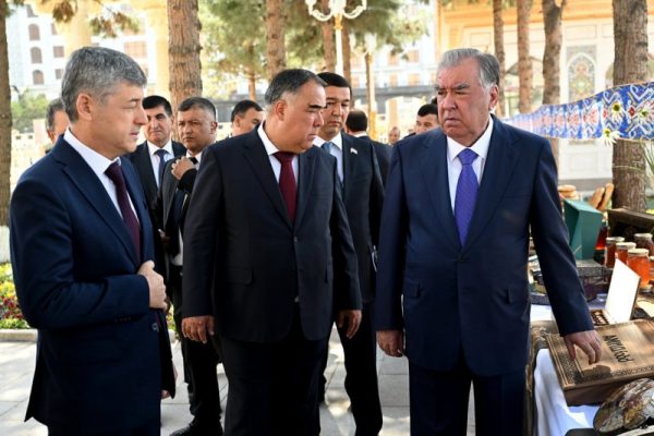 Сарвари давлат Эмомалӣ Раҳмон дар шаҳри Хуҷанд аз чойхонаи Сирдарё дидан намуданд