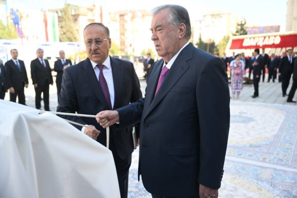 Пешвои миллат Эмомалӣ Раҳмон дар ноҳияи Рӯдакӣ бинои нави Қасри фарҳанги ба номи Кароматулло Қурбоновро ифтитоҳ намуданд