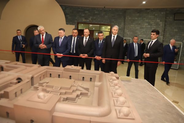 Вазирони корҳои дохилии кишварҳои ИДМ аз Осорхонаи миллии Тоҷикистон боздид намуданд